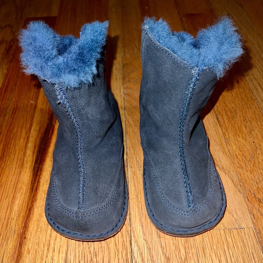 Toddler Uggs Size 6-7 in Blue.  Unisex.